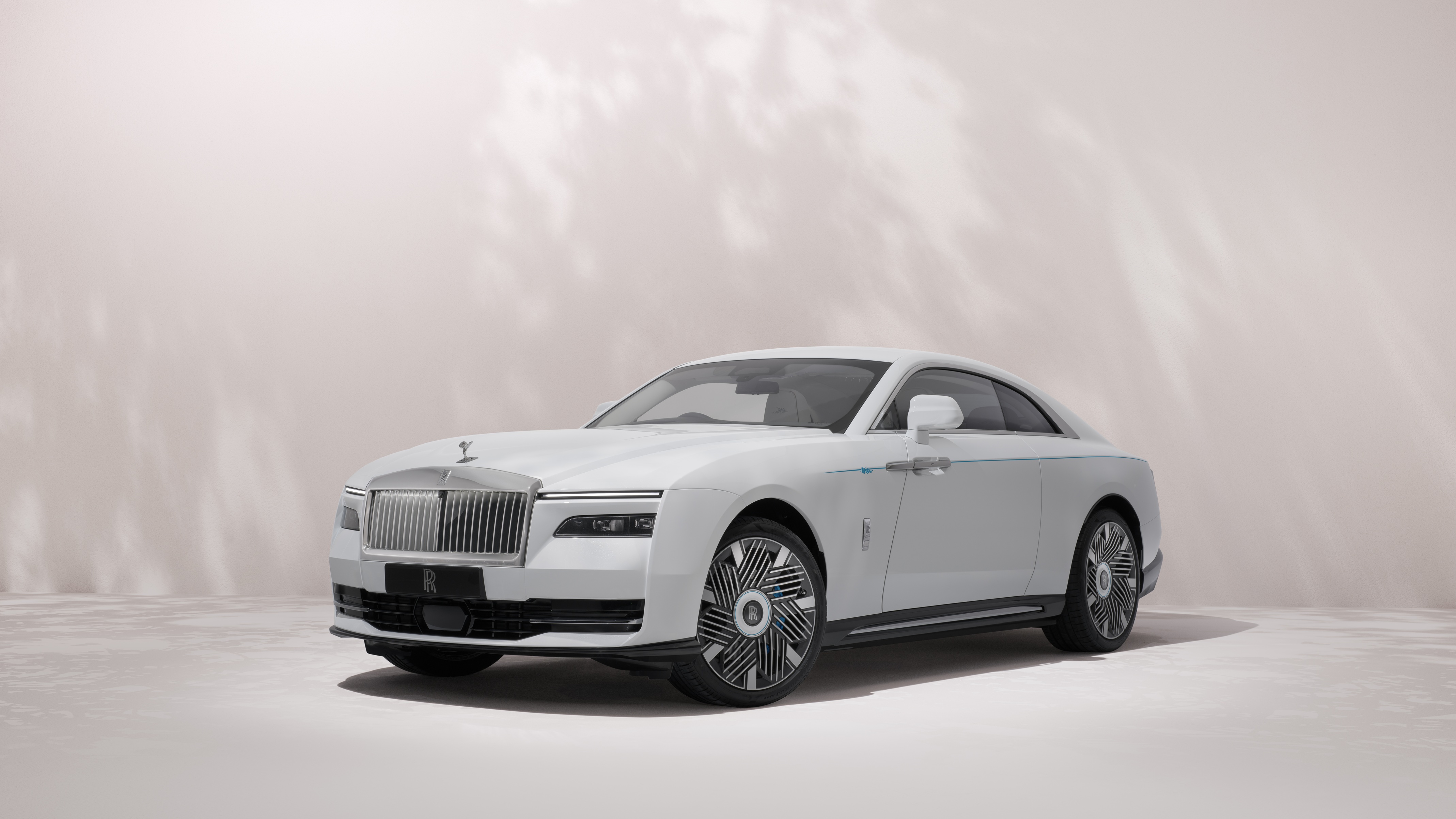 Rolls-Royce baharın zarafetini geleceğe taşıyor 