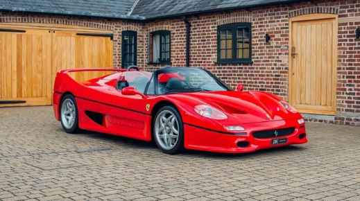 Bu ön-üretim Ferrari F50, benzersiz detaylara sahip