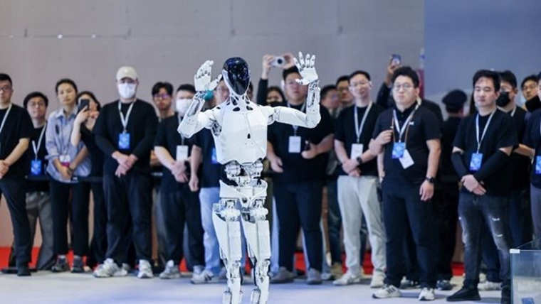 Xpeng, otomobil üretiminde insansı robotu Iron'ı kullanıyor